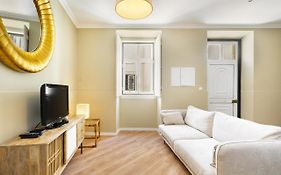 Whome Urban Comfort: 1-Br Near Airport & Train Station